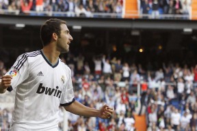 世乒赛抢七大战对决在即！曼联演练定位球，洛杉矶湖人密集防守应对